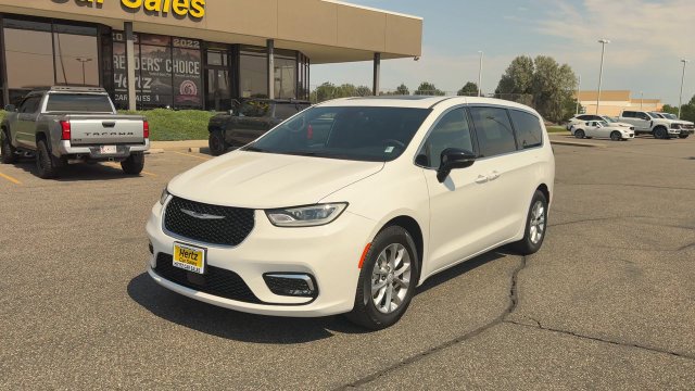 Used 2026 Chrysler Pacifica Limited FWD image 4