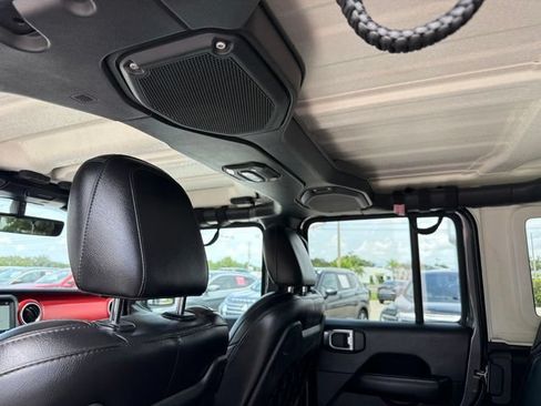 Used 2018 Jeep Wrangler Unlimited Rubicon w/ Dual Top Group AWD/4WD image 14