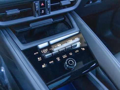 Certified 2025 Porsche Macan Electric image 39