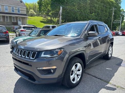 Used 2018 Jeep Compass Latitude w/ Popular Equipment Group AWD/4WD image 3
