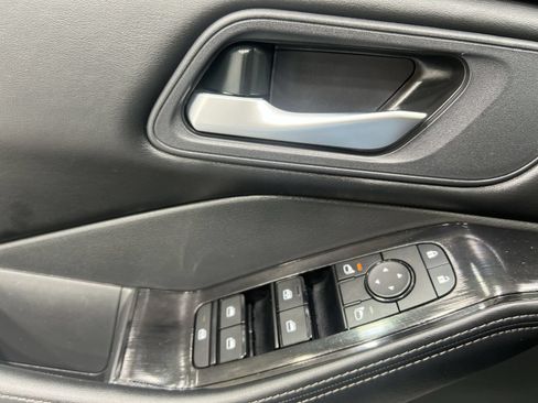 Used 2025 Nissan Rogue SV AWD/4WD image 13