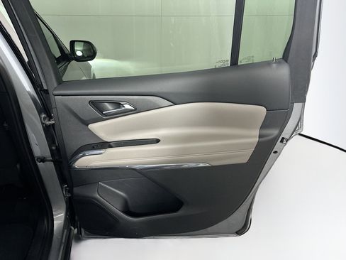 Used 2025 Chevrolet Traverse LT image 32