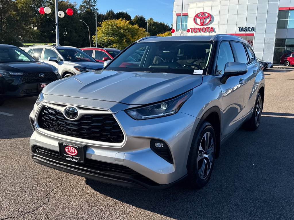 Used 2024 Toyota Highlander XLE AWD/4WD image 3