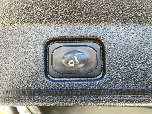 Used 2017 Ford Explorer XLT w/ Equipment Group 201A FWD image 11