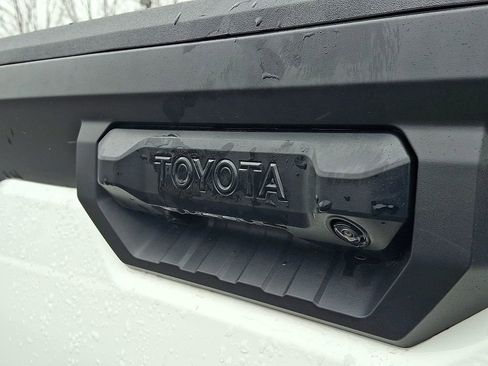 Used 2022 Toyota Tundra SR5 w/ SR5 Convenience Package AWD/4WD image 29