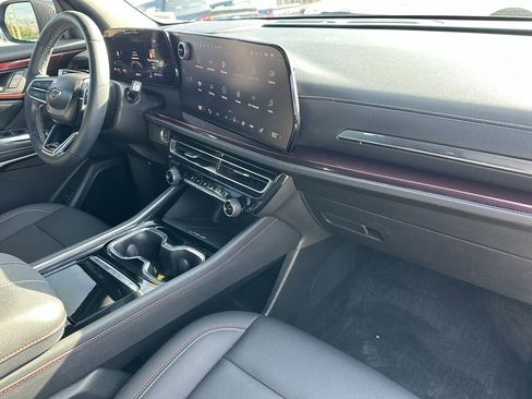 Used 2025 Chevrolet Traverse Z71 w/ Driver Confidence Package image 18