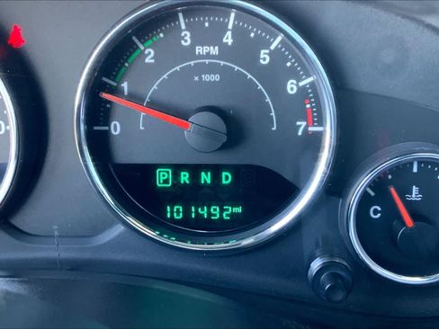 Used 2015 Jeep Wrangler Unlimited Sahara w/ Connectivity Group image 22