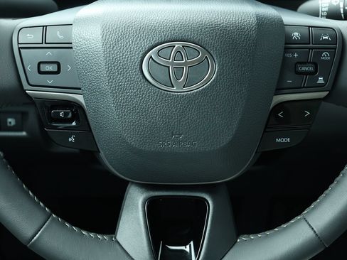 Used 2026 Toyota Camry XLE FWD image 17