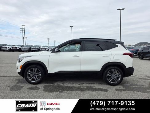 Used 2023 Kia Seltos S w/ Navigation Package FWD image 4