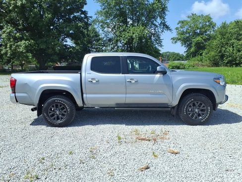 Used 2021 Toyota Tacoma SR5 RWD image 12