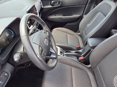 Used 2025 Hyundai Venue Limited FWD image 16