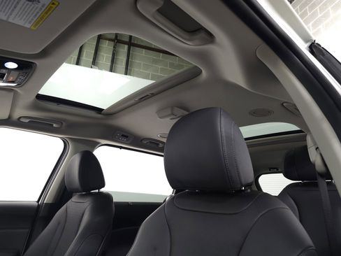 Used 2025 Kia Carnival SX Prestige image 18