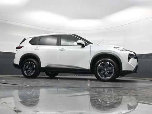 Used 2025 Nissan Rogue SV FWD image 32