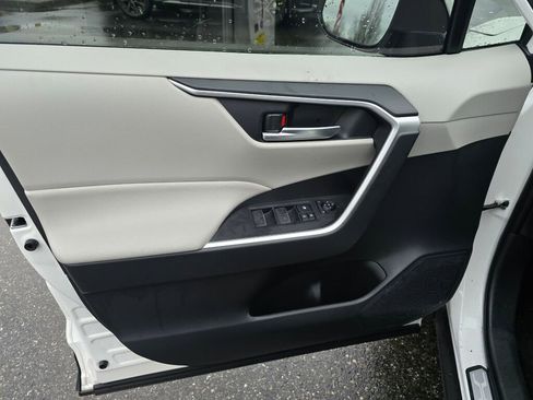 Used 2025 Toyota RAV4 XLE image 23