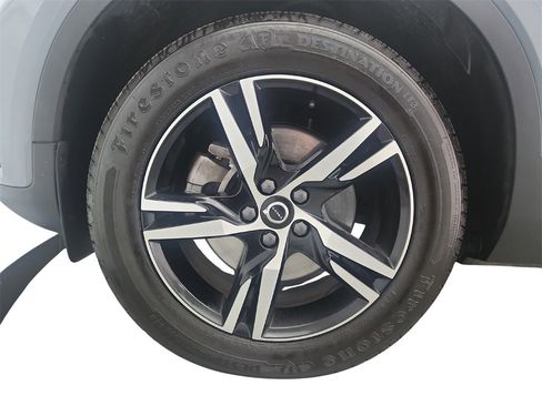 Used 2023 Volvo XC40 B5 Plus image 38