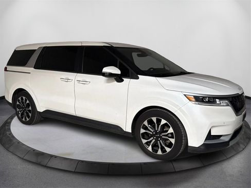 Used 2022 Kia Carnival EX image 3