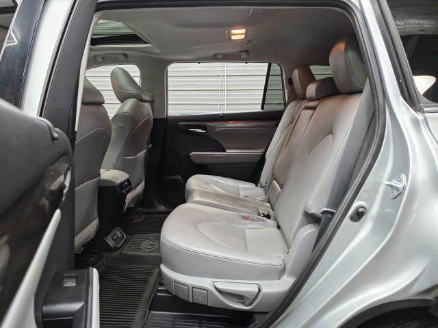Used 2021 Toyota Highlander Limited AWD/4WD image 17
