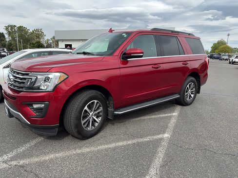 Used 2019 Ford Expedition XLT w/ Equipment Group 202A AWD/4WD image 2