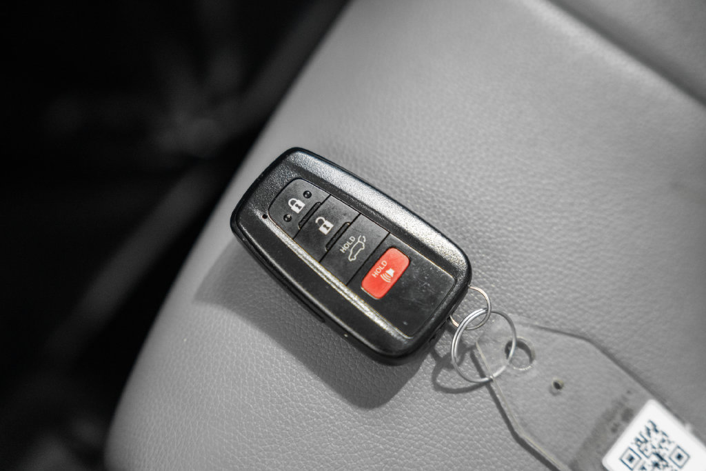 Used 2020 Toyota Highlander XLE AWD/4WD image 37