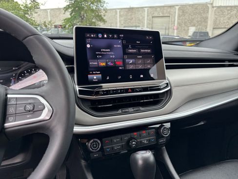 Used 2025 Jeep Compass Limited image 17