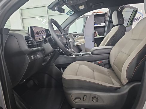 Used 2025 Chevrolet Traverse LT FWD image 21