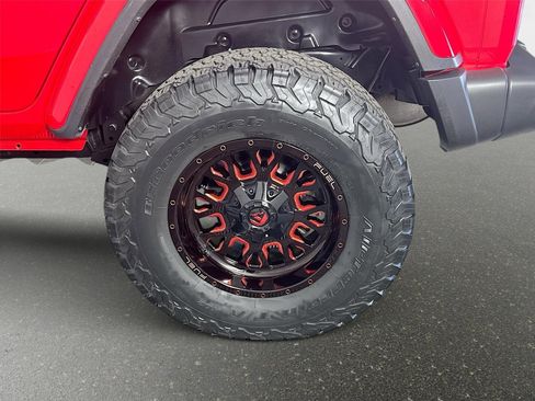 Used 2020 Jeep Wrangler Unlimited Sahara AWD/4WD image 30