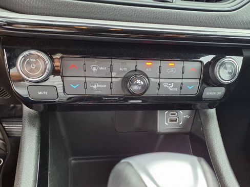 Used 2025 Jeep Compass Trailhawk AWD/4WD image 14