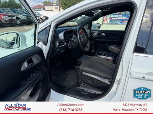 Used 2022 Chrysler Pacifica Touring FWD image 15