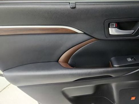 Used 2015 Toyota Highlander Limited Platinum FWD image 51
