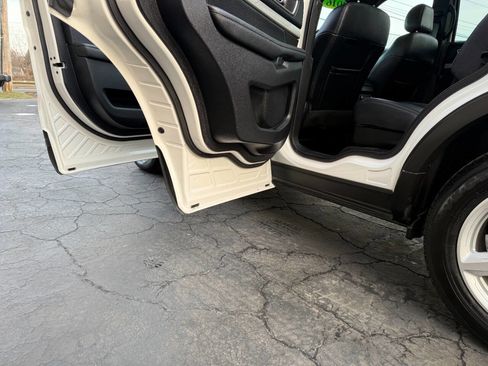 Used 2016 Ford Explorer XLT w/ Equipment Group 202A image 7