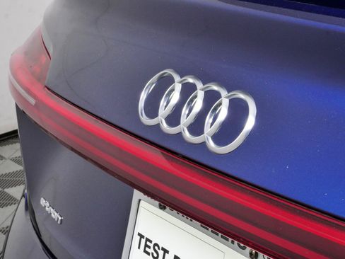 Used 2022 Audi e-tron Premium w/ Convenience Plus Package AWD/4WD image 15