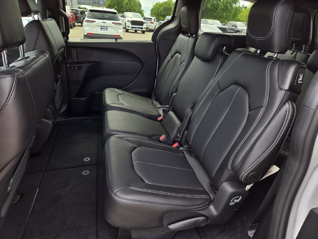 New 2026 Chrysler Pacifica Select FWD image 5