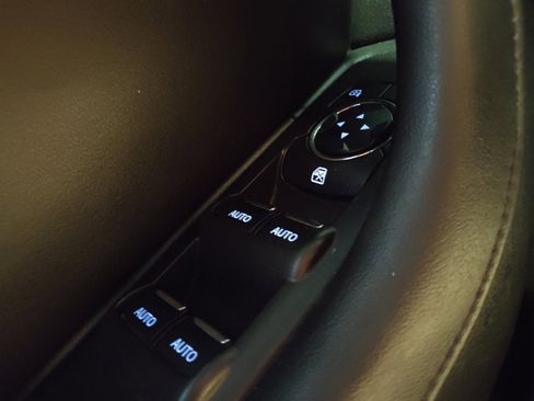 Used 2014 Lincoln MKS image 27