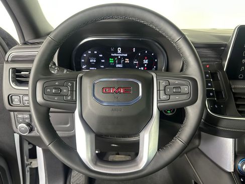 Used 2024 GMC Yukon SLT w/ SLT Luxury Package image 12