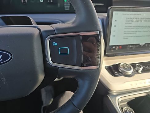 Used 2025 Ford Expedition Active image 19