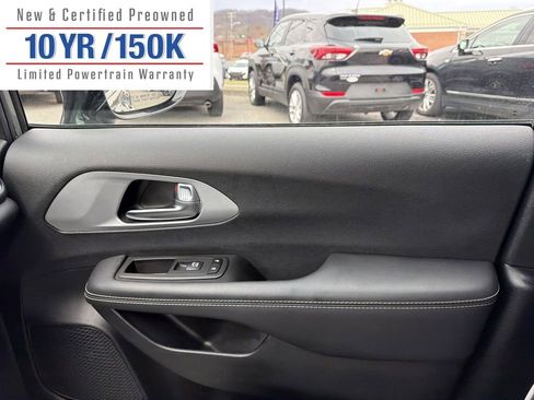 Used 2025 Chrysler Pacifica Limited image 26