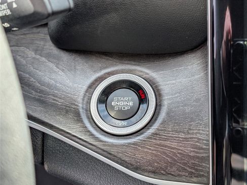 Used 2023 Jeep Grand Cherokee Limited w/ Black Appearance Package image 24