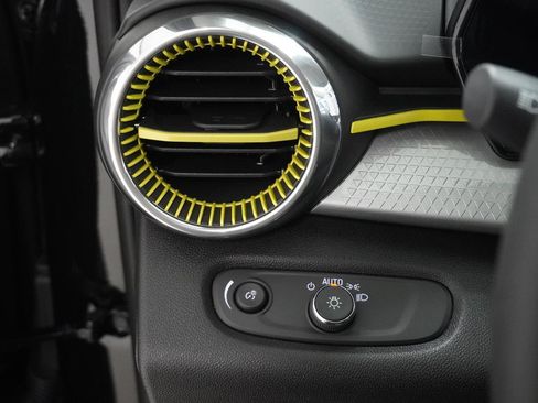 New 2026 Chevrolet Trax LT w/ Driver Confidence Package FWD image 18