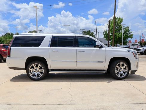 Used 2018 Cadillac Escalade ESV Luxury RWD image 24