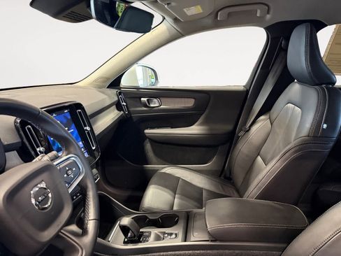 Used 2023 Volvo XC40 B5 Core w/ Convenience Package image 16