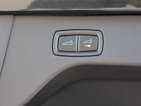 New 2025 Porsche Macan 4S Electric image 19