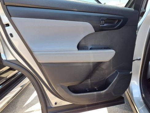 Used 2023 Toyota Highlander LE FWD image 19