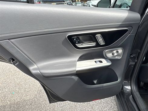 Used 2024 Mercedes-Benz GLC 300 4MATIC image 25