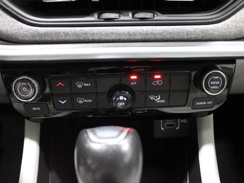 Used 2022 Jeep Compass Latitude AWD/4WD image 17