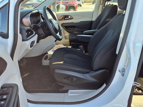 Used 2023 Chrysler Voyager LX image 21