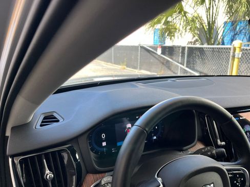 Used 2025 Volvo V60 B5 Cross Country Plus image 34