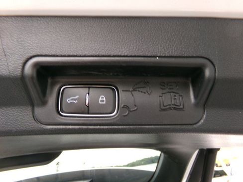 Used 2022 Ford Explorer XLT w/ Equipment Group 202A AWD/4WD image 31
