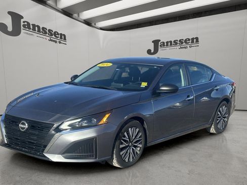 Used 2024 Nissan Altima 2.5 SV image 8