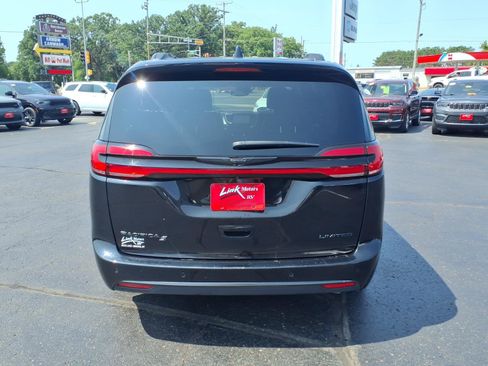 Used 2025 Chrysler Pacifica Limited FWD image 5