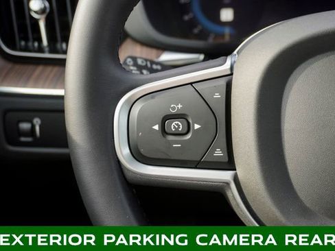 Used 2022 Volvo XC60 B5 Momentum image 22